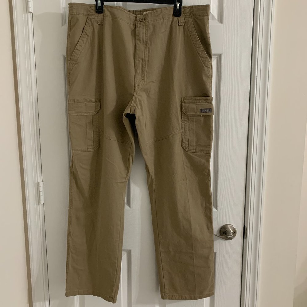 NWT Wrangler Relaxed Fit Cargo Pants, Size 42 X 32